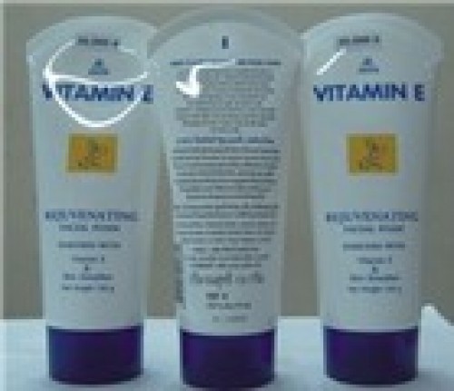 Sữa Rửa Mặt Từ Vitamin E  190g - Thái Lan