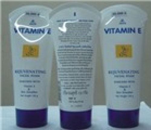 Sữa Rửa Mặt Từ Vitamin E 150g Thai Lan